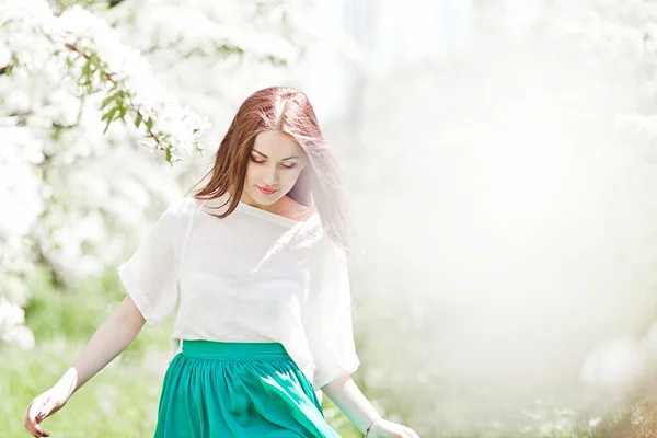 Retrato de mujer joven y encantadora en flores de primavera — Foto de Stock