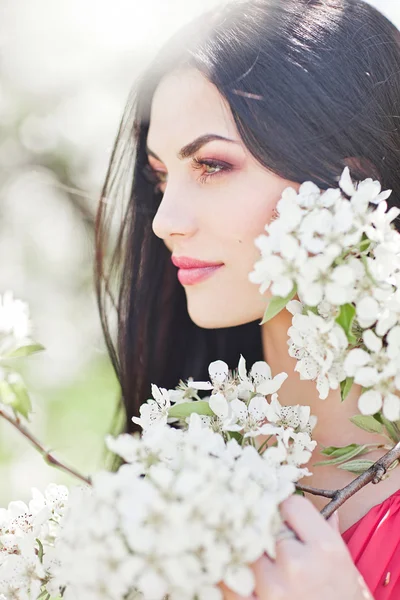 Bahar çiçeklerindeki güzel bir kadının portresi. — Stok fotoğraf