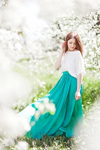 Retrato de mujer joven y encantadora en flores de primavera — Foto de Stock