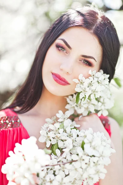 봄 꽃 속의 아름다운 여인의 초상 — 스톡 사진