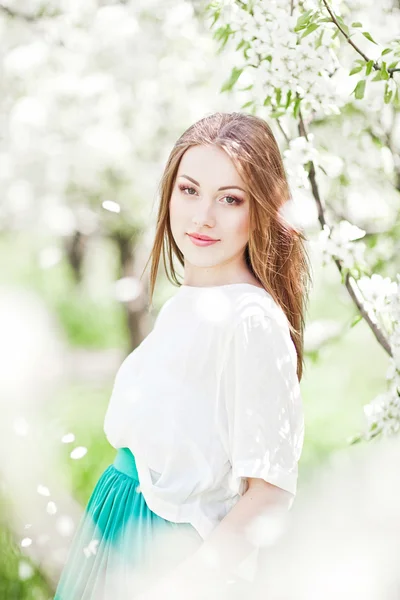 Retrato de jovem mulher encantadora em flores de primavera — Fotografia de Stock