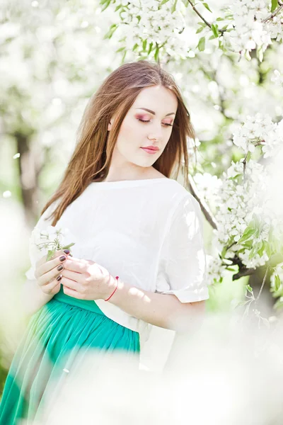 Retrato de jovem mulher encantadora em flores de primavera — Fotografia de Stock