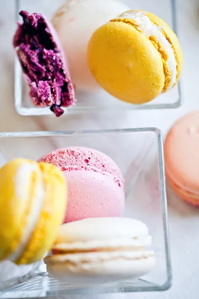 Macaroons franceses em rosa, amarelo e branco — Fotografia de Stock