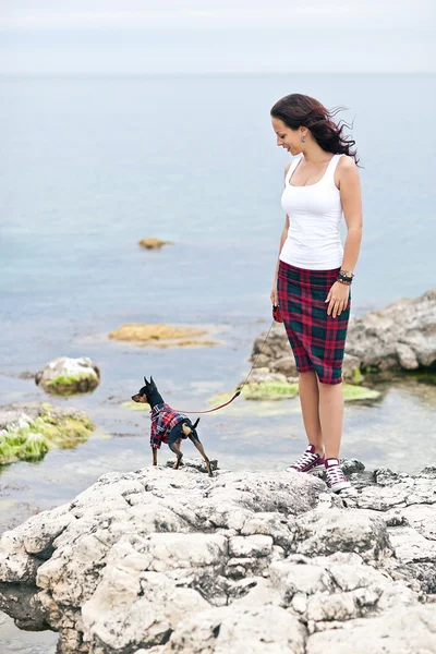 Attraktive Frau mit nicht allergischem Hund zwergpinscher — Stockfoto
