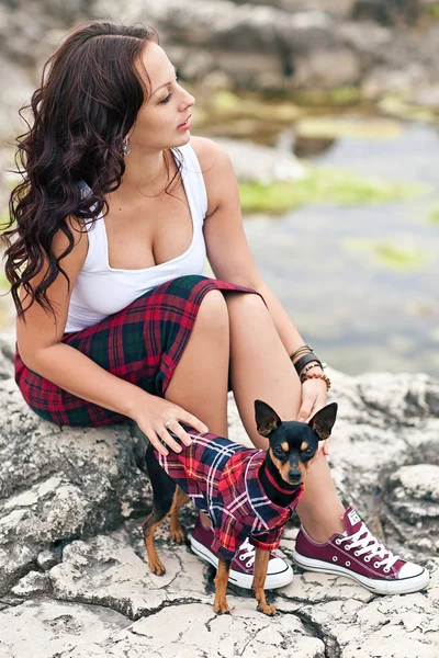 Mulher atraente com cão não alérgico Zwergpinscher — Fotografia de Stock