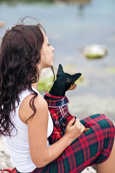 有魅力的女人，与非过敏性的狗 zwergpinscher — 图库照片