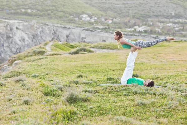 Acroyoga - balansera på fötter — Stockfoto