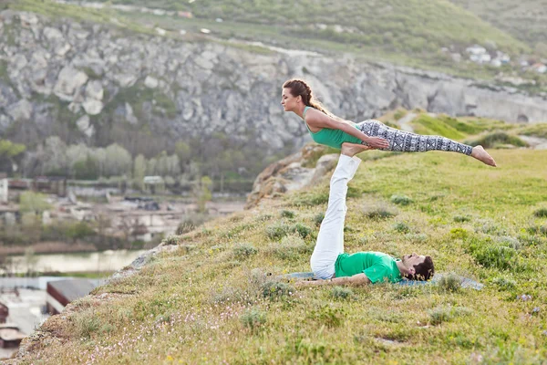 Acroyoga - balansera på fötter — Stockfoto