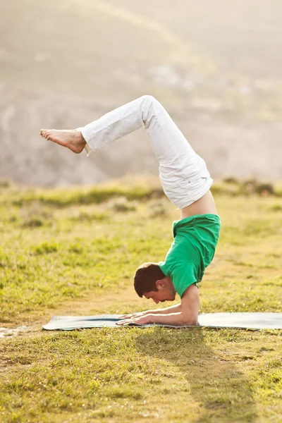 Asana jogi Scorpion stanowią Vrischikasana 2, sprawny, odwrócony ba — Zdjęcie stockowe