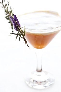Rosemary ile servis espresso kokteyl