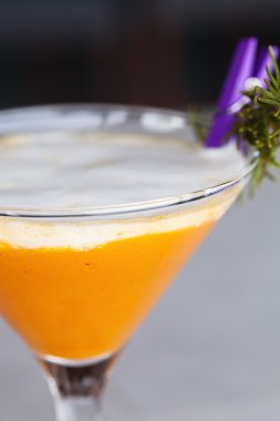 Rosemary ile servis espresso kokteyl