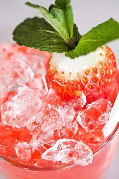 Strawberry mohito cocktail — Stockfoto