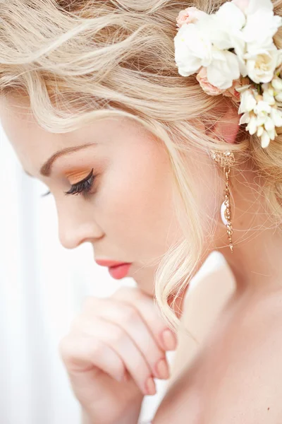 Porträt der Schönheit Braut mit Blumen im Haar — Stockfoto