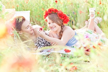 Anne ve beyaz battaniye var yalan ve strawbe yemek dauhter