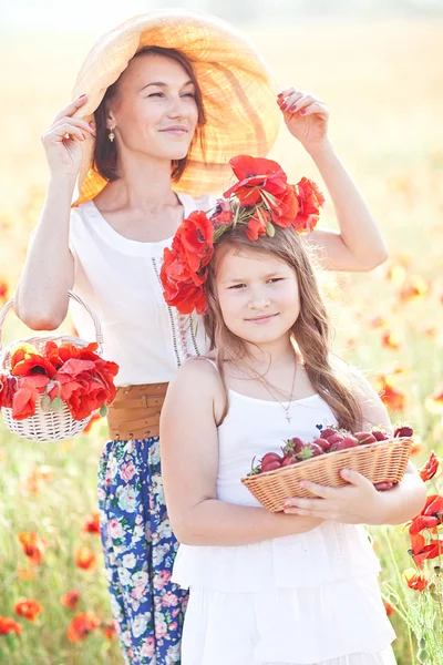 母亲和女儿散步在罂粟的字段中。夏天的心情 — 图库照片
