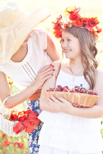 Madre e hija caminando en un campo de amapola. Humor de verano —  Fotos de Stock