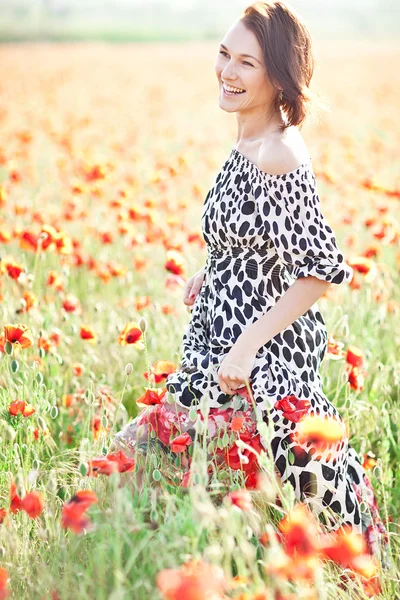 Mulher feliz livre desfrutando da natureza. Menina beleza ao ar livre. Liberdade c — Fotografia de Stock