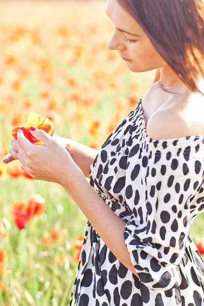 Free Happy Woman Enjoying Nature. Beauty Girl Outdoor. Freedom c — Stock Photo, Image