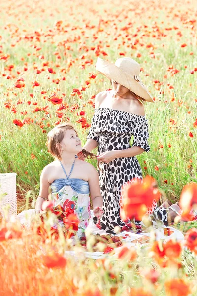 Moeder dochter haar in een Descriptie... borstelen. zomer stemming — Stockfoto