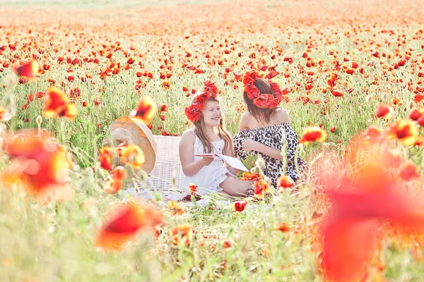 Madre e hija caminando en un campo de amapola. Humor de verano —  Fotos de Stock