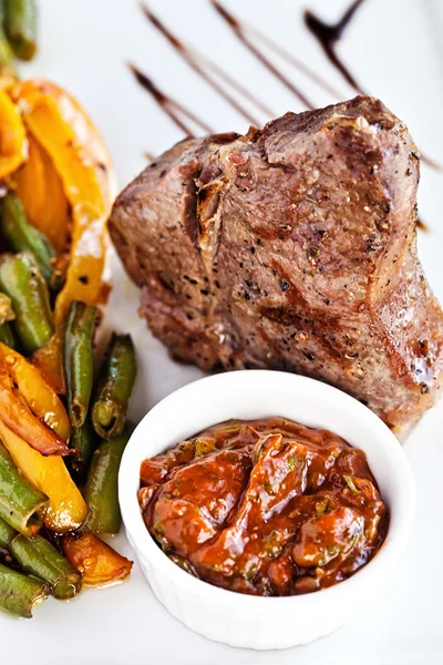 Club Carne de res con salsa de pimienta y verduras a la parrilla en plato blanco — Foto de Stock