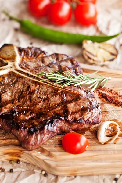 Club Carne de res con salsa de pimienta y verduras a la parrilla en la tabla de cortar sobre fondo de madera oscura — Foto de Stock