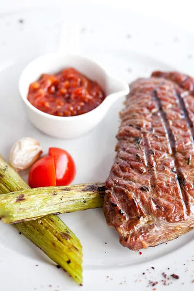 Club Beef steak with pepper sauce and Grilled vegetables on white plate — Stock Photo, Image