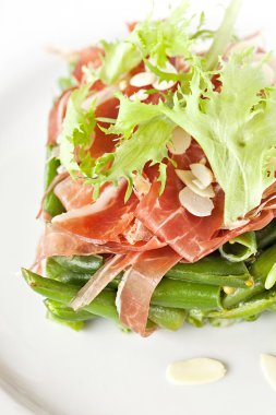 Haşlanmış jambon ve kuşkonmaz uçlu roket salatası.