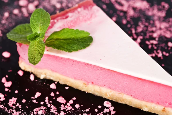 Tarta de frambuesa, tarta de mousse, tarta de queso con menta fresca en un bla —  Fotos de Stock