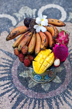 Kırmızı muz, Dragon meyve, Pitaya ile egzotik Bali meyve yemek bir