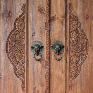 Eski ahşap kapı bronz fil saplı. Oyma ahşap Bali dili