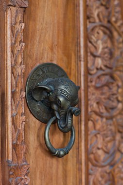 Eski ahşap kapı bronz fil saplı. Oyma ahşap Bali dili