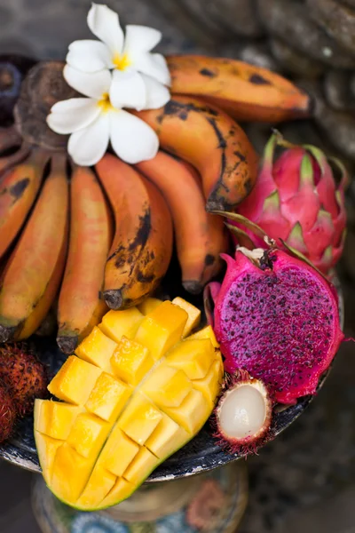 Plat exotique de fruits de Bali avec bananes rouges, fruits du dragon, Pitaya an — Photo