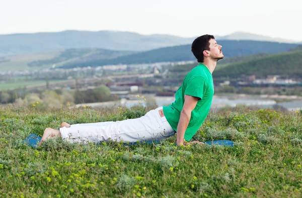 Człowiek robi virabhadrasana (wariant) — Zdjęcie stockowe