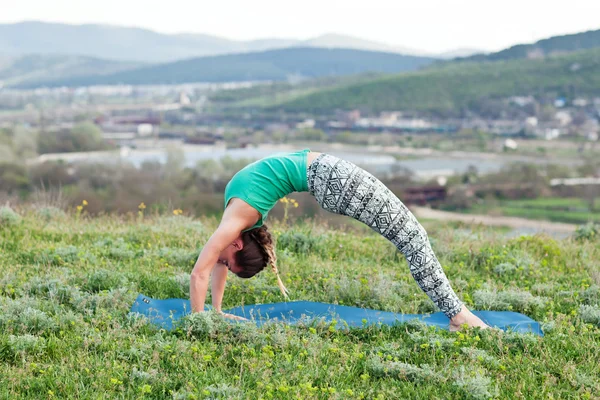 Młoda dziewczyna robi jogi fitness ćwiczenia na świeżym powietrzu w pięknych górach krajobraz. Poranny wschód słońca, pozycja Namaste Lotus. Medytacja i relaks — Zdjęcie stockowe
