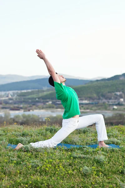 Człowiek robi virabhadrasana (wariant) — Zdjęcie stockowe