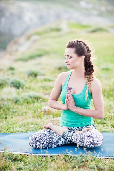 Młoda dziewczyna robi jogi fitness ćwiczenia na świeżym powietrzu w pięknych górach krajobraz. Poranny wschód słońca, pozycja Namaste Lotus. Medytacja i relaks — Zdjęcie stockowe