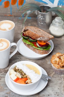 İki bardak sıcak Latte sanat kahve kek sebze sandviç ile 