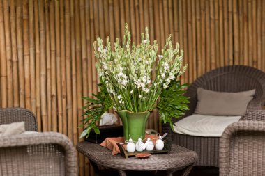 Masa ve sandalyeler çiçek kokulu yastık pati tarih ile