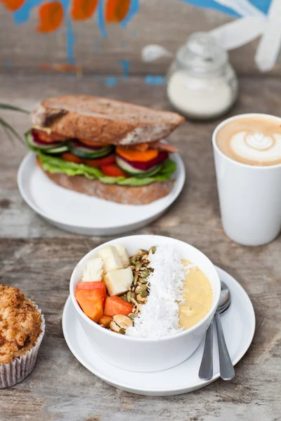 İki bardak sıcak Latte sanat kahve kek sebze sandviç ile — Stok fotoğraf