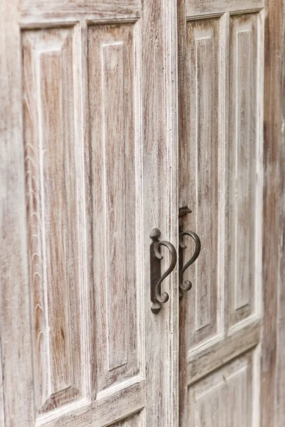 소박한 문 손잡이 오래 된 나무 문, 빈티지 촌에 열쇠 구멍 — 스톡 사진