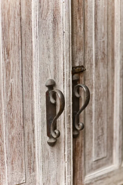 소박한 문 손잡이 오래 된 나무 문, 빈티지 촌에 열쇠 구멍 — 스톡 사진