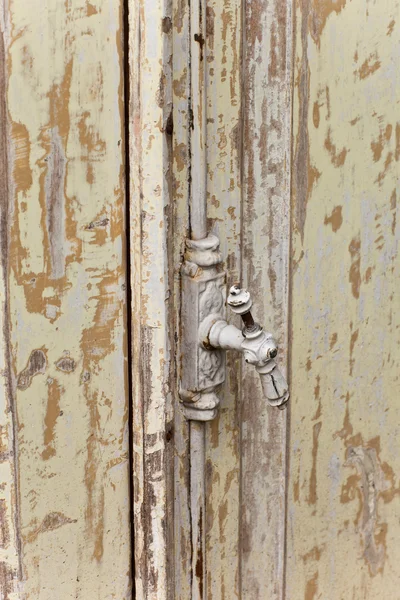 Die alte Tür mit rissigem Farbhintergrund — Stockfoto