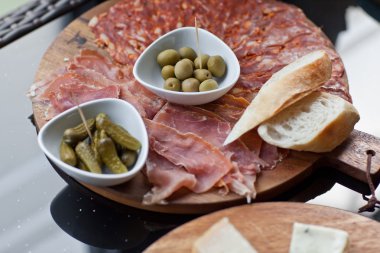 Şarap meze kümesi: et ve peynir seçimi, üzüm ve koyu ahşap arka plan üzerinde bir rustik ahşap tahta üzerinde ekmek. Üstten Görünüm, kopya alanı