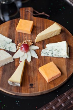 Şarap meze kümesi: et ve peynir seçimi, üzüm ve koyu ahşap arka plan üzerinde bir rustik ahşap tahta üzerinde ekmek. Üstten Görünüm, kopya alanı