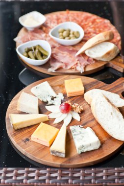 Şarap meze kümesi: et ve peynir seçimi, üzüm ve koyu ahşap arka plan üzerinde bir rustik ahşap tahta üzerinde ekmek. Üstten Görünüm, kopya alanı