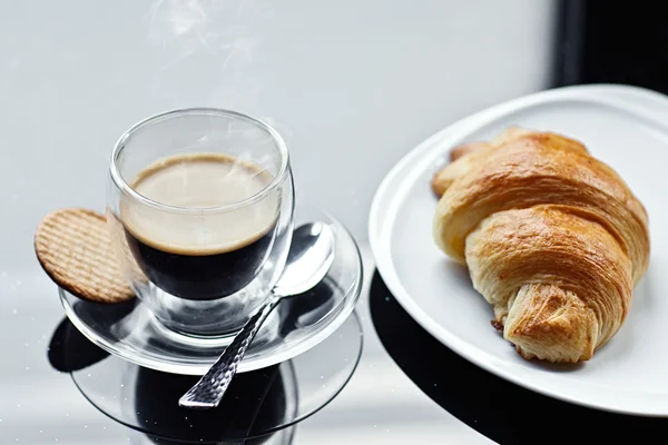 Croissant und Kaffee. Französisches Frühstück — Stockfoto