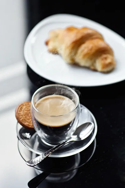 Croissant y café. Desayuno francés —  Fotos de Stock