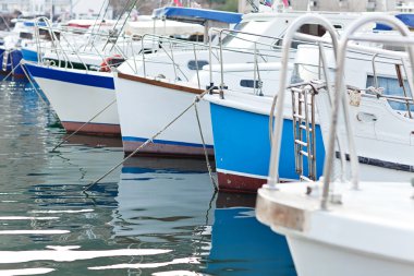 Küçük tekne ile defne deniz