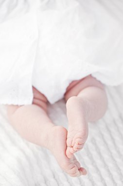 Güzel beyaz pamuklu dr küçük küçük yeni doğan kızı bebeğin ayak